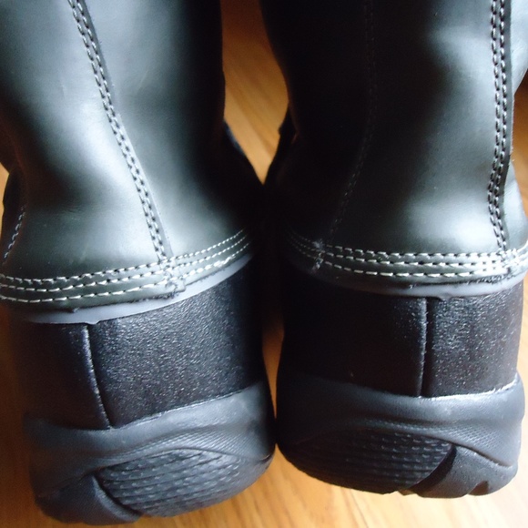 SIZE 11. BearPaw waterproof winter snow boots. main image 8